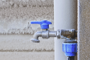  Cómo calentar el agua congelada bajo el suelo.