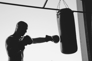  Cómo colgar un saco de boxeo en el apartamento.