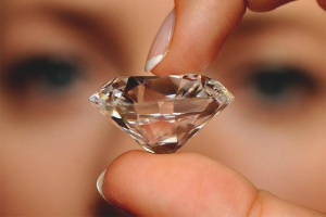  Cum de a distinge un diamant de zirconiu cubic