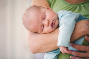  Bagaimana untuk merawat bayi dari penyakit bergerak di tangan