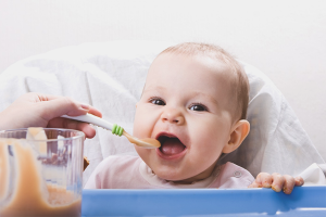  Cara betul memasukkan makanan bayi