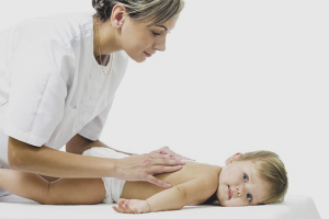  Como masajear a un niño al toser.