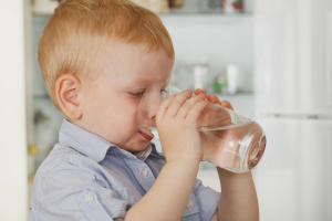  Cómo enseñar a un niño a beber agua.