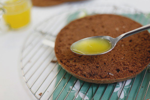  Cómo preparar el jarabe para la impregnación de galletas.