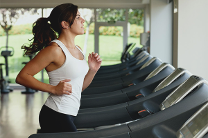  Cómo correr en una cinta para perder peso.