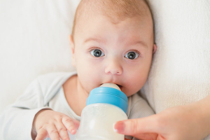  ¿Por qué el recién nacido tiene hipo después de alimentarse?