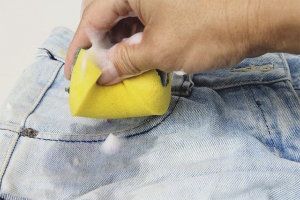  Cómo quitar una mancha de grasa en los jeans