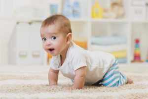  Cómo enseñar a un niño a gatear a cuatro patas