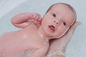  ¿En qué agua bañar a un bebé recién nacido?