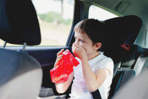  El bebe esta mecido en el carro.