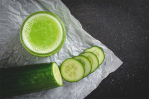  Cómo hacer jugo de pepino para el invierno.