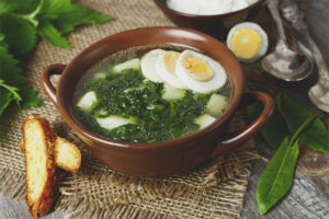  Cómo cocinar la sopa de acedera con huevo.